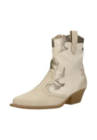 Beige leren enkelboot met zilveren accenten, spitse neus, decoratieve stiksels en gestudde details, met een lage blokhak.
