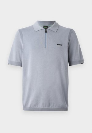 Jasnoniebieska koszulka polo z krótkim rękawem, wykonana z miękkiego materiału dzianinowego. Posiada zamek w kołnierzyku oraz czarną haftowaną logo na piersi.