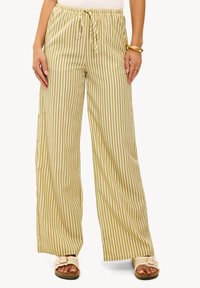 Lange broek met wijde pijpen in lichtgroen met verticale strepen. Gemaakt van een lichtgewicht stof; voorzien van een elastische tailleband en een trekkoord.