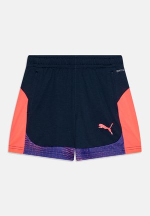 Σκούρες μπλε αθλητικές βερμούδες με κοραλλί λεπτομέρειες, που διαθέτουν μοτίβο μωβ στο τελείωμα, ελαστική μέση και πλαϊνές τσέπες.