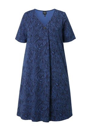 Blauwe knielange jurk met korte mouwen, V-hals en donker abstract zebrastrippenpatroon.