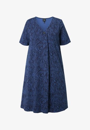 Blauwe knielange jurk met korte mouwen, V-hals en donker abstract zebrastrippenpatroon.