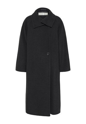 Cappotto di lana nera con ampio colletto, grandi maniche e chiusura con un solo bottone. Presenta un taglio dritto e una texture morbida.