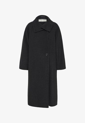 Čierny vlnový kabát s širokým golierom, veľkými rukávmi a zapínaním na jeden gombík. Má rovný strih a mäkkú textúru.