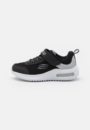 Schwarzer und grauer Sneaker mit weißer Sohle, Mesh-Obermaterial, elastischen Schnürsenkeln, Klettverschluss und Zuglasche an der Ferse, dargestellt auf weißem Hintergrund.