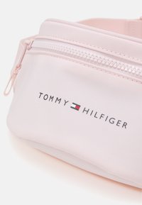 Tommy Hilfiger ESSENTIAL BUMBAG UNISEX - Ledvinka - whimsy pink