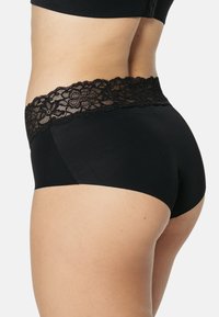 Zwarte hipster onderbroek voor vrouwen met een bloemenkant tailleband, gladde stof en een flatterende snit met een middelhoge taille.