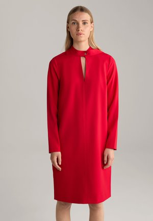 Rood, lang Mouwen jurk met hoge kraag en sleufopening bij de hals. Effen textuur, knielange snit en minimalistisch ontwerp.
