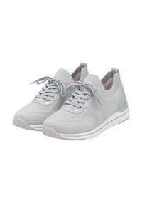 Hellgraue Sneakers aus atmungsaktivem Strickmaterial, mit einem strukturierten Muster, runder Zehenpartie, Schnürverschluss und leichtem Sohlen.