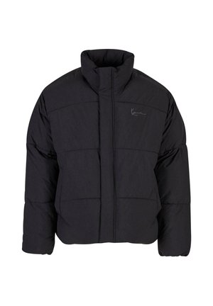 Zwarte pufferjack met een hoge kraag, gequilt ontwerp en een ritssluiting aan de voorkant. Bevat een subtiel logo op de borst, gemaakt van gestructureerde stof.