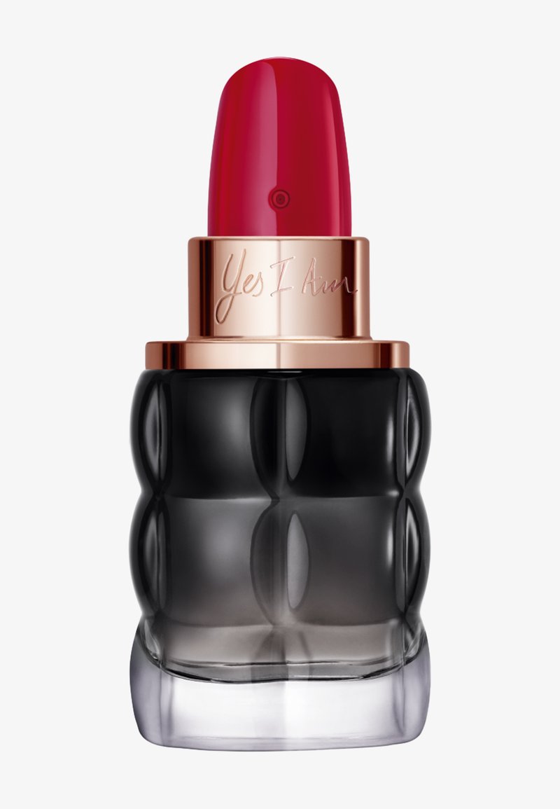 Roter Lippenstift mit glänzendem schwarzen und transparenten Untergrund mit Blasenmuster und einem goldenen Band, das mit den Worten "Yes I Am." graviert ist