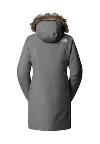 Grå, vandtæt parka med hætte pyntet med pels, justerbar snor i taljen og logo på den øverste del af ryggen. Har en glat tekstur.