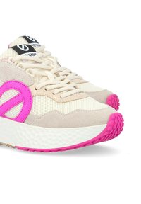Sneakers made of cream mesh and beige suede, featuring a large pink logo, textured white midsole, and pink patterned outsole.