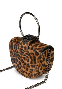 Borsa a tracolla con stampa leopardata e forma curva, realizzata in materiale simile alla pelliccia. Presenta un dettaglio con gemma nera e una tracolla a catena per il trasporto.