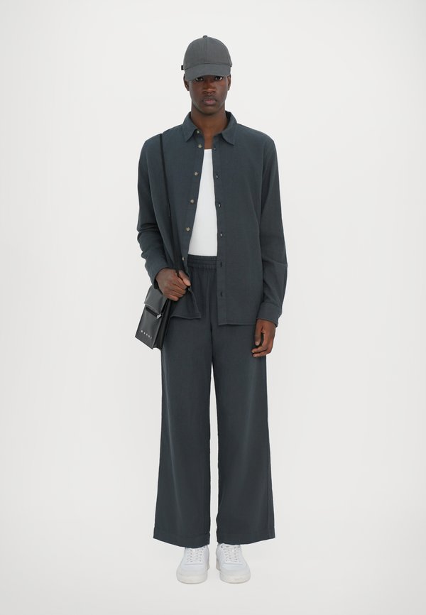 ADRIEL - Shirt - ebony3