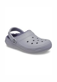 Helllila Clog aus strapazierfähigem Material, mit einer weichen lila Innenauskleidung, belüfteten Löchern und einem R�ückengurt für zusätzlichen Halt.