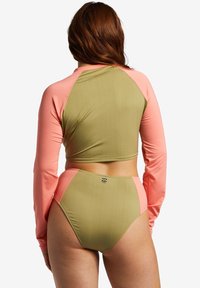 Langärmliger, zweiteiliger Badeanzug in Olivgrün und Koralle, aus Stretchmaterial gefertigt. Verfügt über ein Farbblockdesign und ein Logodetail.