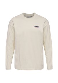 Langärmliges, cremefarbenes T-Shirt aus Baumwolle mit Rundhalsausschnitt, Logo auf der Brust und lockerer Passform. Glatte Textur mit minimaler Detailierung.