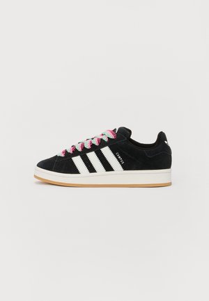 Czarny sneaker Adidas Campus z białymi paskami, różowymi i zielonymi sznurowadłami oraz gumową podeszwą na jednolitym białym tle.