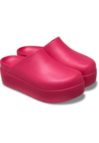 Zuecos rosas con un acabado smooth y texturizado, y una suela de plataforma gruesa, con punta redondeada y diseño de parte trasera abierta.