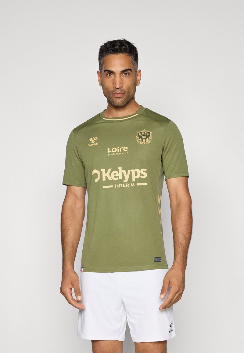 Oliven grøn sportsjersey lavet af letvægtsstof; har korte ærmer, rund hals og gyldne detaljer med logoer og tekst.