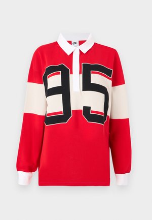 Polo a maniche lunghe rossa con colletto bianco e un audace design "95" in bianco e nero sul davanti. Tessuto in misto cotone con finitura liscia.