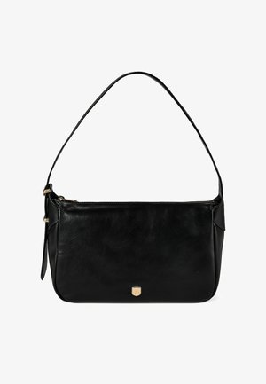 Schwarze rechteckige Lederschultertasche mit schmalem Riemen, Reißverschluss und kleinem goldenen Emblem vorne in der Mitte.