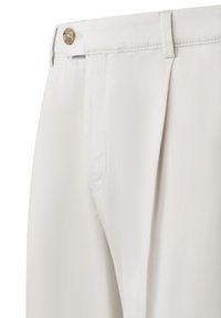 Hellbeige Hosen mit glatter Textur, ausgestattet mit einem einzelnen knopfartigen Verschluss und seitlichen Taschen. Das Design umfasst Falten für zusätzliche Details.