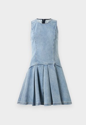Ermeless lyseblå denimkjole med tætsiddende overdel og flagrende plisseret nederdel, rund halsudskæring og synlig lynlås bagpå.