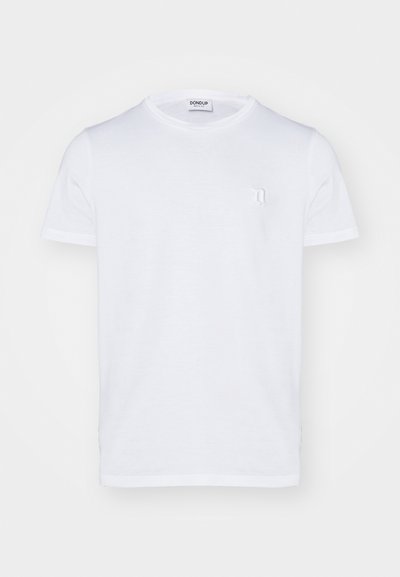 T-shirt en coton blanc avec un col rond, des manches courtes et un petit logo brodé sur la poitrine gauche. Texture lisse.
