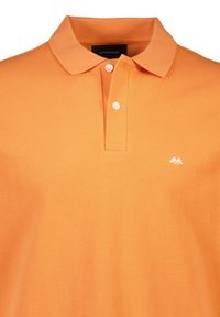 Polo arancione realizzato in tessuto testurizzato, dotato di colletto classico, tre bottoni e un piccolo logo bianco a forma di montagna sul lato sinistro del petto.
