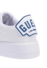 Sneaker bianche con tomaia in materiale sintetico liscio, caratterizzate da un accento in gomma blu sul tallone e una suola bianca texturizzata per una migliore aderenza.