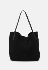 Zwarte suède tote bag met gladde leren handvatten. Beschikt over een ongestructureerde vorm en subtiele stikdetails aan de voorkant.