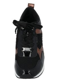 Baskets de sport noires et brunes avec une tige en mesh, accents en vernis brillant, détails texturés et lacets plats. Logo métallique sur la languette.