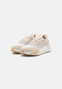 Sneakers beige e bianche realizzati in mesh e suede, con linguetta imbottita, design con lacci, sottili accenti rosa e suole testurizzate.