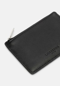 Czarny portfel ze skóry o gładkiej fakturze, wyposażony w zamek błyskawiczny oraz tłoczone logo na powierzchni. Prostokątny kształt z zaokrąglonymi krawędziami.