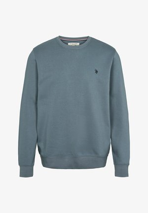 Mikina s okrúhlym výstrihom v tlmenej modrej farbe, vyrobená z jemnej bavlnenej zmesi. Má ribbované manžety a lem, s malým čiernym logom na hrudi.