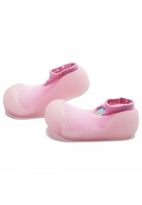 Calzado rosa con parte superior de punto y suela de goma. El diseño incluye un patrón texturizado y una puntera redondeada para mayor comodidad.