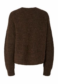 Ciemnobrązowy, puszysty sweter z długimi rękawami i okrągłym dekoltem, przedstawiony z tyłu na białym tle.