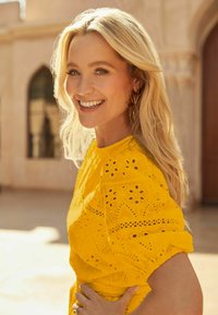 Love & Roses BRODERIE PUFF SLEEVE REGULAR FIT - Rochie de zi - yellow