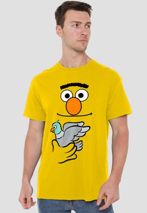 SESAME STREET BERT HOLDING PIGEON - Print T-shirt - yellow