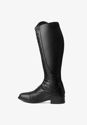 Bottes de moto en cuir noir avec un long empiècement, le laçage sur le devant, un bout arrondi et un talon bas. Texture lisse et design épuré.