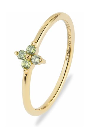 Guldring med fire små runde lysegrønne ædelstene arrangeret i korset form på en tynd ring.