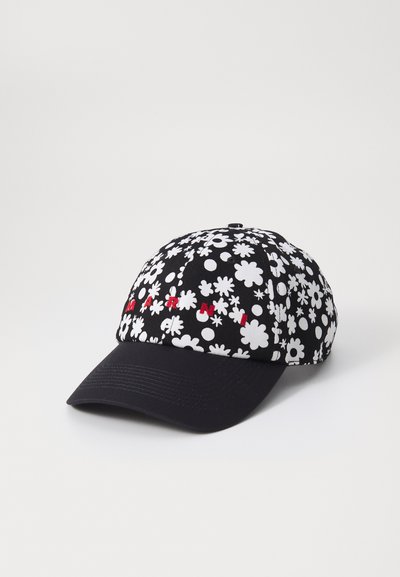 Șapcă de baseball neagră cu un model floral alb, text roșu brodat pe față și o visieră neagră uniformă. Textura materialului este netedă.