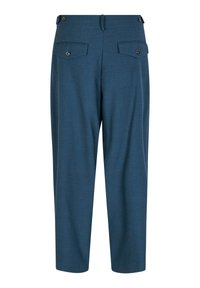 Donkerblauwe, op maat gemaakte trousers met een gladde textuur, twee achterzakken met knoopsluitingen en een verkorte lengte.
