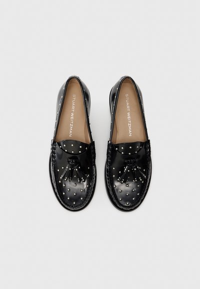 Mocassins en cuir verni noir avec un detailing clouté, une accents nœud et un bord tressé. Texture lisse et design à bout rond.