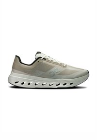 Des chaussures de course gris clair avec une tige en mesh, une semelle rembourrée et des découpes distinctives pour la ventilation. Présente des accents de design minimalistes.