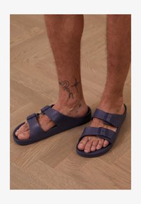 Selecionado, navy blazer