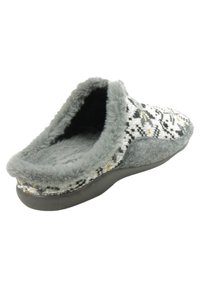Zapatilla gris con parte superior de tela estampada, suave forro de piel sintética y suela oscura sólida. Presenta un diseño sin talón para facilitar su uso.