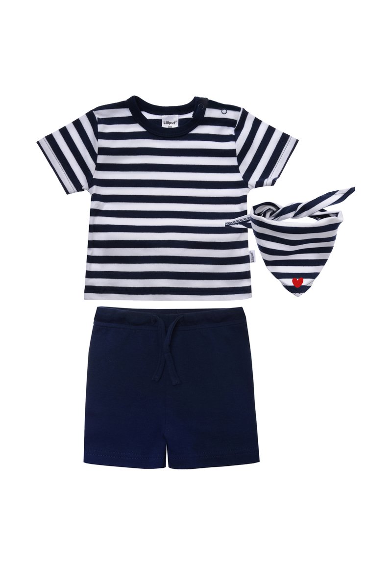 Gestreiftes Baumwoll-T-Shirt in Marineblau und Weiß, marineblaue Shorts und ein passendes Bandana mit einem roten Herzakzent. Alle Teile haben eine weiche Textur.